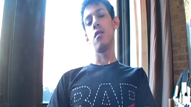 Брендон Сайлер дрочит и кончает на камеру, латинский гей-онанизм крупным планом.