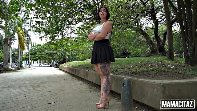 Встретил Тейт Повеко на улице - теперь эта латинка трясет попой прямо в машине, вот это удача!