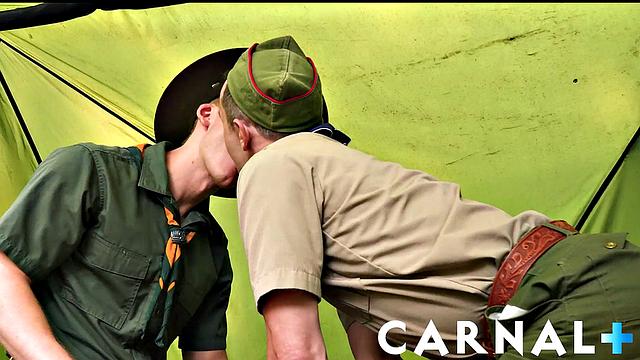 Скаут Логан ставит палатку, а его бревно уже стоит давно