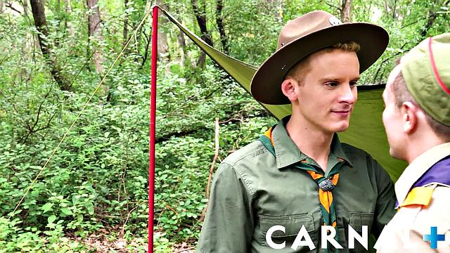 Скаут Логан ставит палатку, а его бревно уже стоит давно