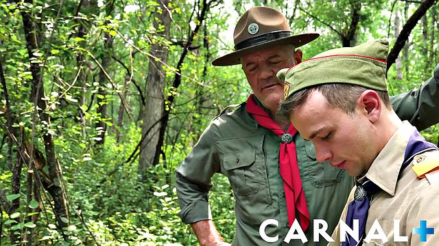 Скаут Логан ставит палатку, а его бревно уже стоит давно