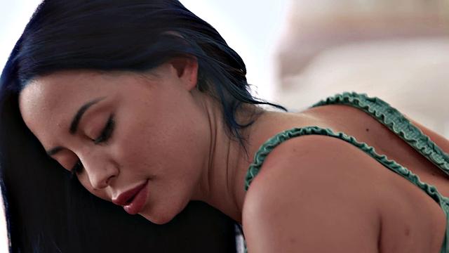 Смотри, как зрелые блондинки трахаются и делают йогу в гостиной