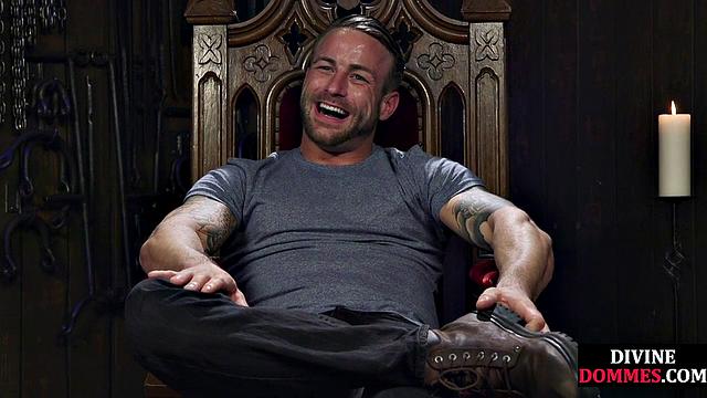 Три зрелые домины в латексе порят и трахают подчинённого мужика