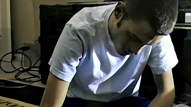 Стройный Айден дрочит свой член - Айден Пагсли