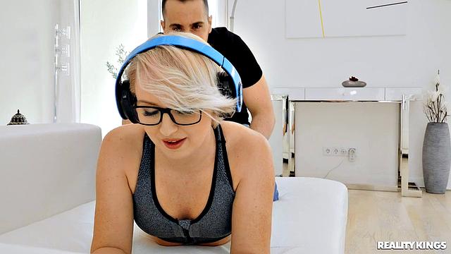 Раул Коста трахает Киттину Кларьетту с большой попой во время игры на приставке