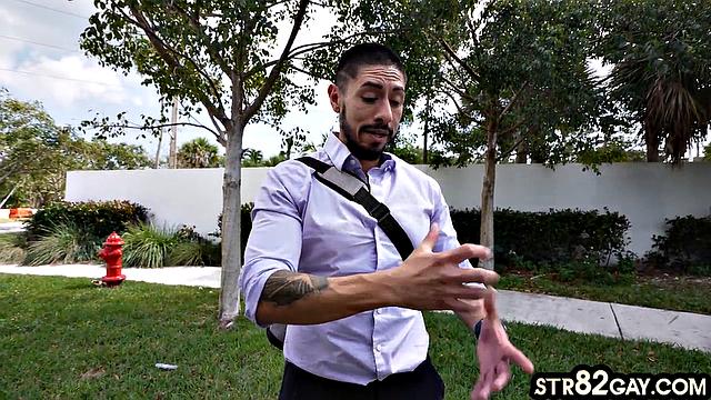 Naive str8 gets cocksucked by horny jock