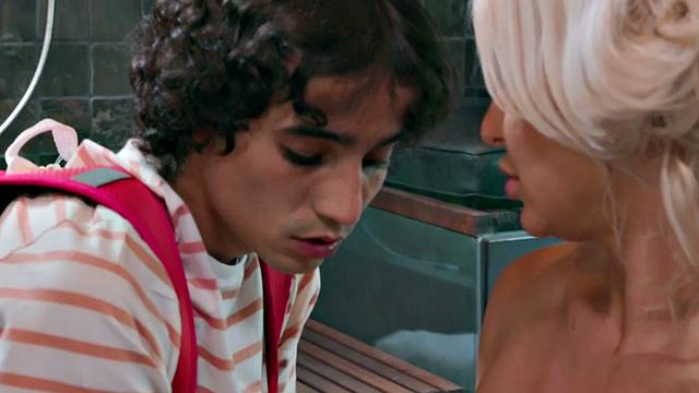 Curvy British cougar riding guy after missionary