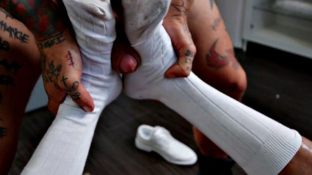 White tattooed hunk barebacks deepthroat black dude