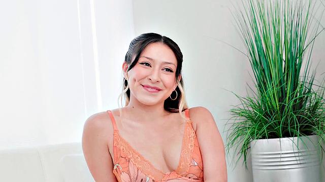 Elegant cockhungry babe begs for BJ as she teases