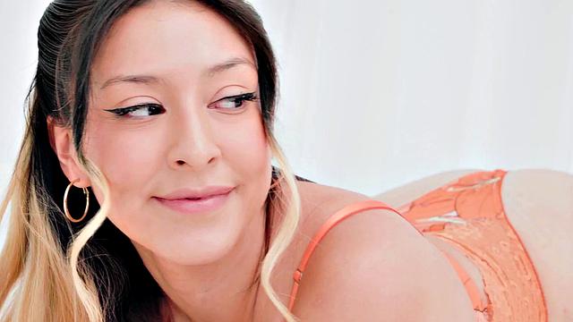 Elegant cockhungry babe begs for BJ as she teases