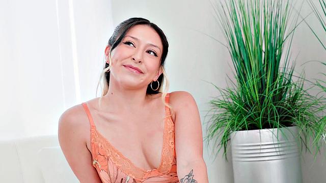 Elegant cockhungry babe begs for BJ as she teases