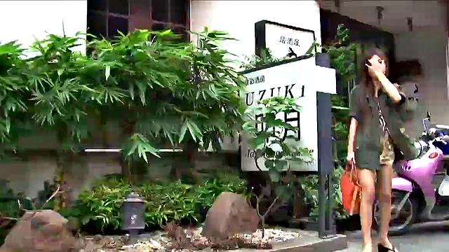 тайская брюнетка получает жёсткий секс на кровати