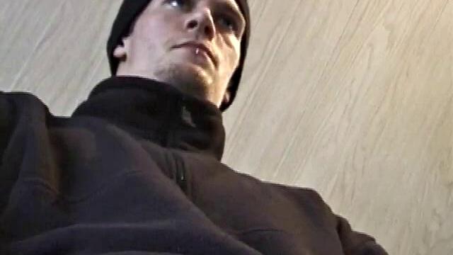 После встречи с одноклассницами у Джонана дико встает и он не теряет времени - включает порно и начинает дрочить.