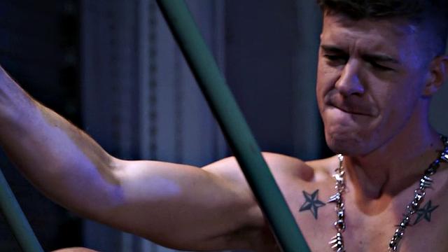 накачанные парни устраивают жаркую минетную тусовку