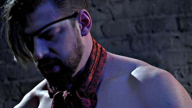 накачанные парни устраивают жаркую минетную тусовку