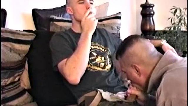 мужик в форме получает дрочку с юмором и воинским рвением