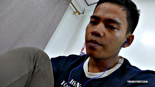 Смотри, как Marcon дрочит на мужские стопы и кончает на носки