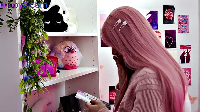 фембой в юбке получает анальный секс от своего парня