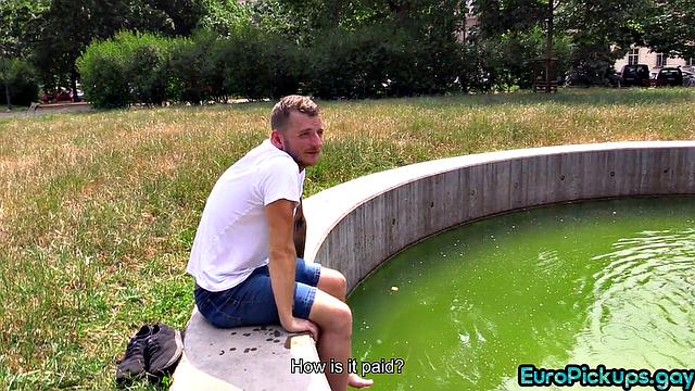 Татуированный гей-любитель глубоко сосет толстый член случайного мужчины.