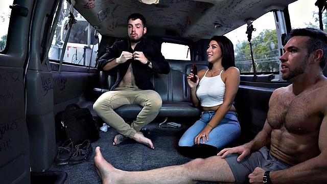 Спортик засовывает пальцы в волосатую жопу натурала в фургоне