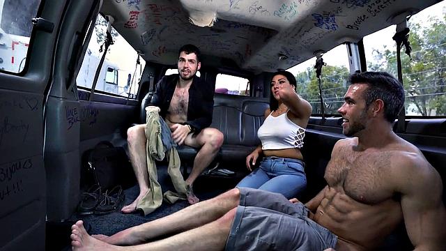 Спортик засовывает пальцы в волосатую жопу натурала в фургоне