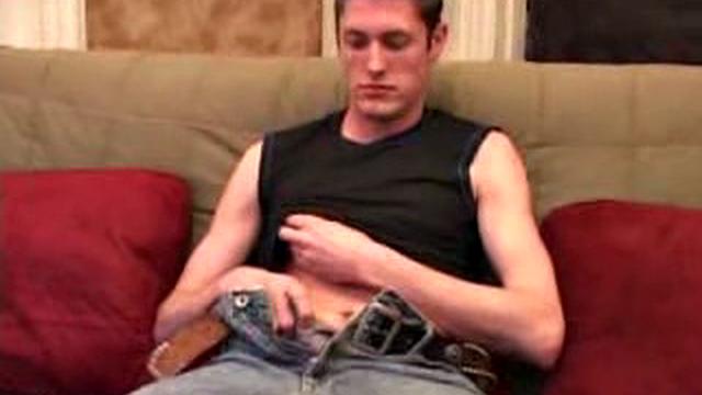 Marc Sterling дрочит свой здоровый член и мощно кончает на камеру