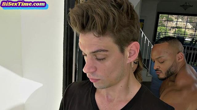 Swinger bi couple inviting stranger