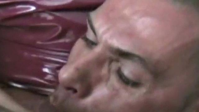 Проколотый немец кайфует от голого члена парня после сочного 69