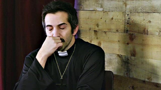 горячая брюнетка на каблуках трахается с падре на кровати