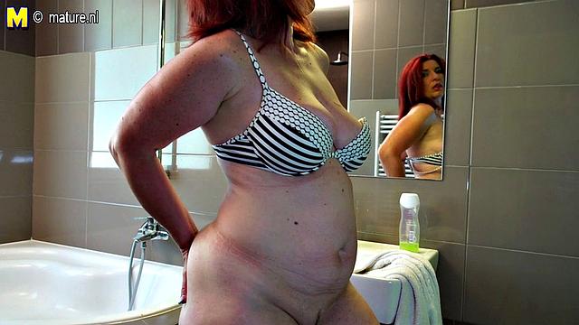 рыжая зрелая сама себя доводит до оргазма