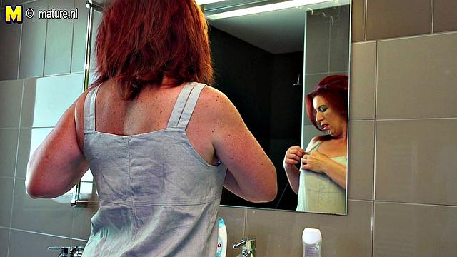 рыжая зрелая сама себя доводит до оргазма