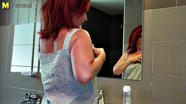 рыжая зрелая сама себя доводит до оргазма