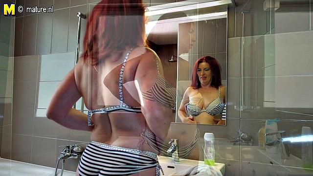 рыжая зрелая сама себя доводит до оргазма