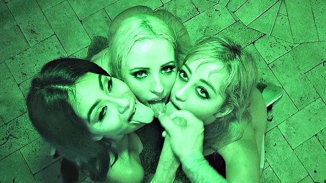 три развратные красотки затевают пошлую игру у бассейна