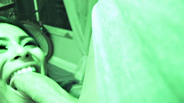 три развратные красотки затевают пошлую игру у бассейна