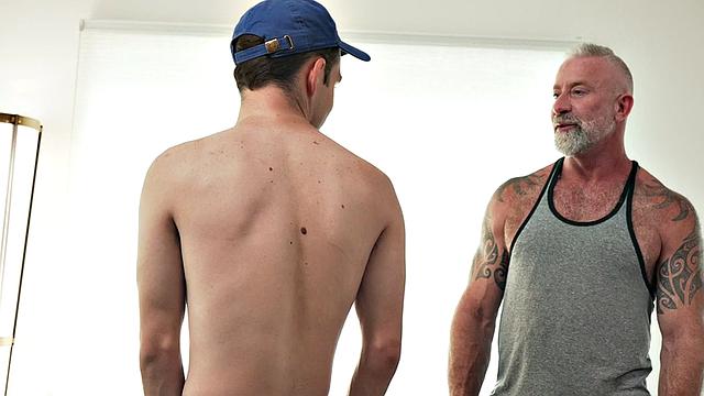 Hairy gaydaddy bottom anally banged by twink