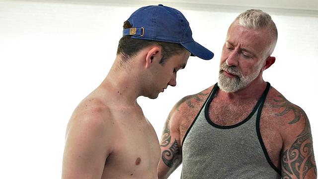 Hairy gaydaddy bottom anally banged by twink