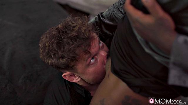 сочная milf Josy Black разносит пасынка на кровати