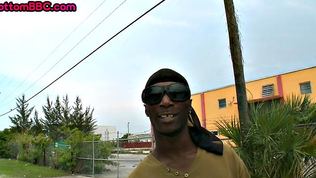 чёрный качок трахается возле студенческого автобуса - занятия подождут