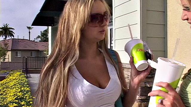 после смузи девушка пробует настоящий белковый коктейль