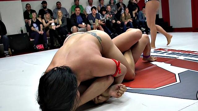 две сочные милф дерутся на публике, зрители не верят глазам