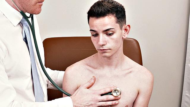 высокий врач трахает стройного парня в медкабинете