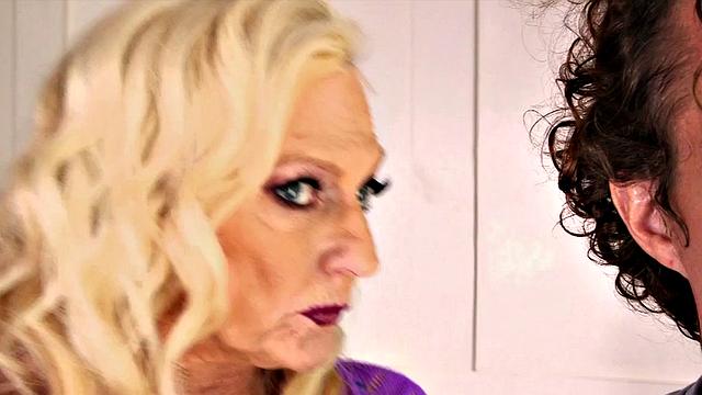 зрелая блондинка соблазняет молодого парня и получает сочную порцию спермы внутрь