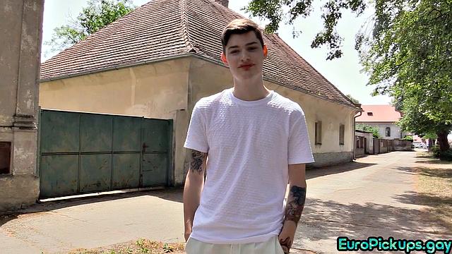 Взял мужика с улицы, засадил на член - и денег подкинул, и настроение поднял