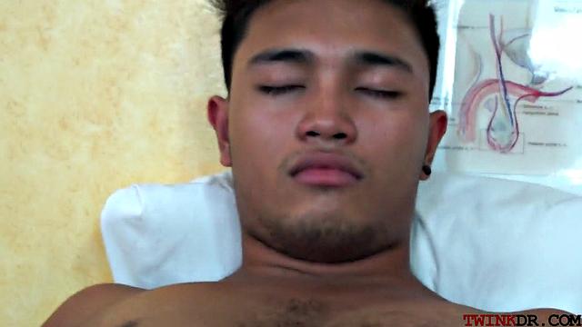 Asian hunk receives blowjob from his gay doctor