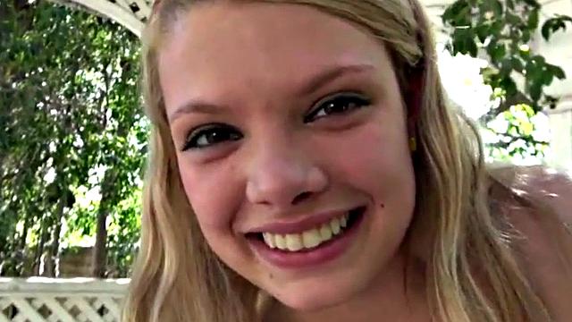 брюнетка жадно облизывает подругу после жаркой прелюдии