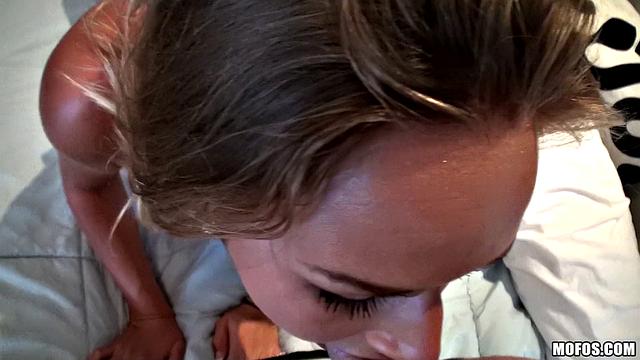 Спасательница Кеннеди Ли разгорячилась и дала после массажа