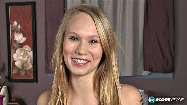 Дакота заводит себя до предела и кончает бурно на камеру