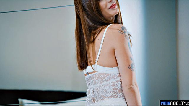 шикарная итальянка выгибает зад и ловит горячий финиш на лицо