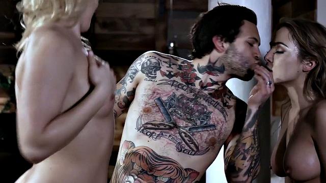 жопастая подружка рассмешила всех в тройке и щедро делится хером